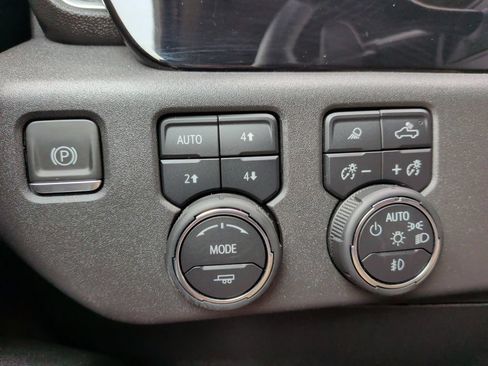 Used 2023 Chevrolet Silverado 1500 LT Trail Boss w/ LT Trail Boss Premium Package AWD/4WD image 30
