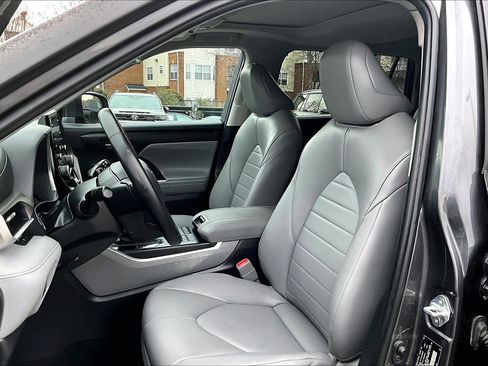 Used 2022 Toyota Highlander XLE image 24