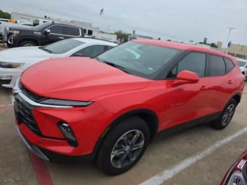 Used 2025 Chevrolet Blazer LT AWD/4WD image 2