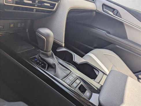 Used 2025 Toyota Camry SE w/ Convenience Package image 10