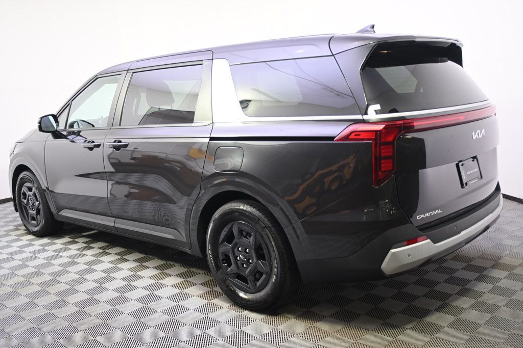 Used 2025 Kia Carnival FWD image 3