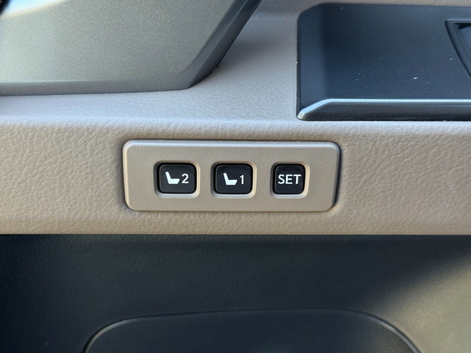 Used 2023 Lexus GX 460 Premium w/ Accessory Package AWD/4WD image 19