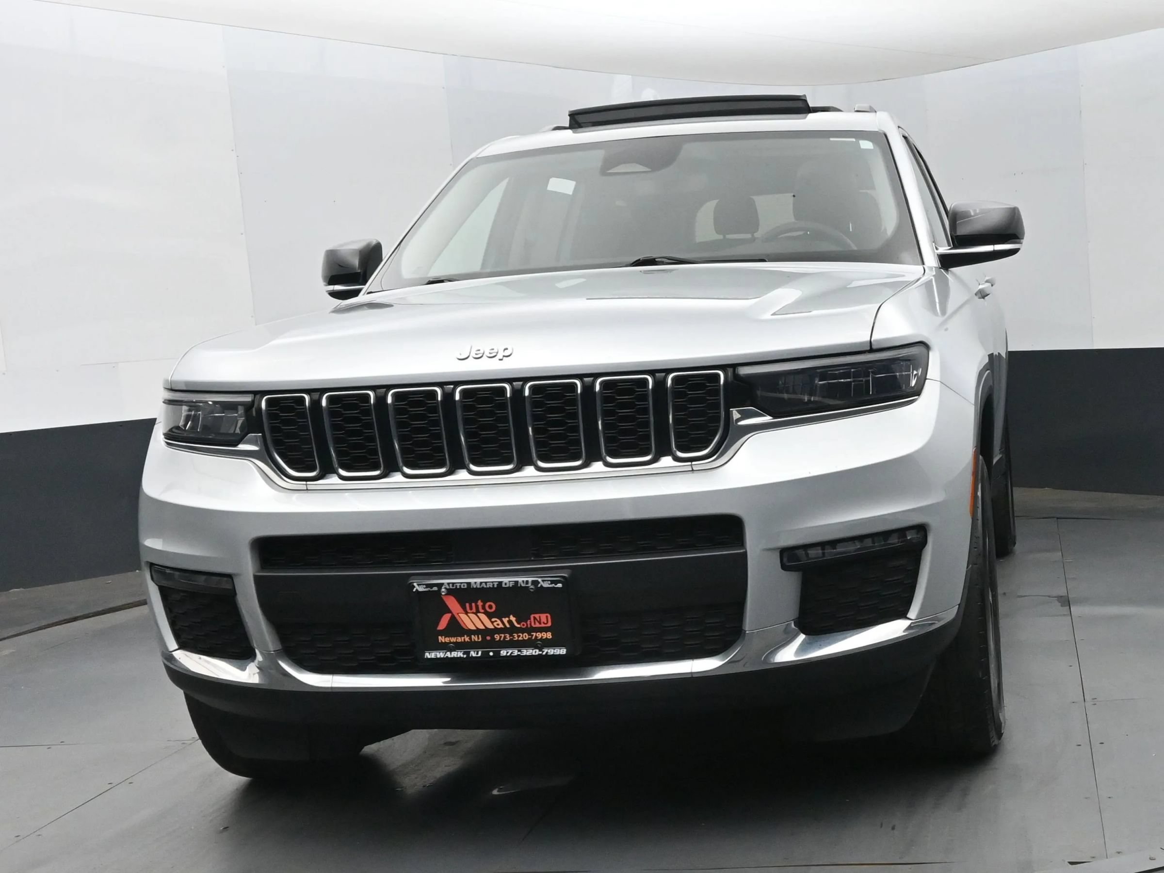 Used 2023 Jeep Grand Cherokee L Limited AWD/4WD image 1