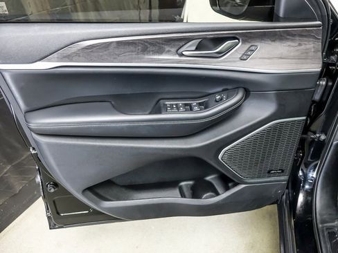 Used 2022 Jeep Grand Cherokee Limited image 23