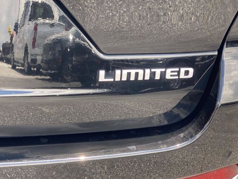 Used 2024 Jeep Grand Cherokee Limited w/ Luxury Tech Group II RWD image 5