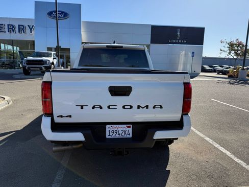 Used 2025 Toyota Tacoma TRD Sport AWD/4WD image 4