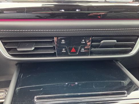 Used 2024 Volkswagen Atlas SEL Premium R-Line image 23