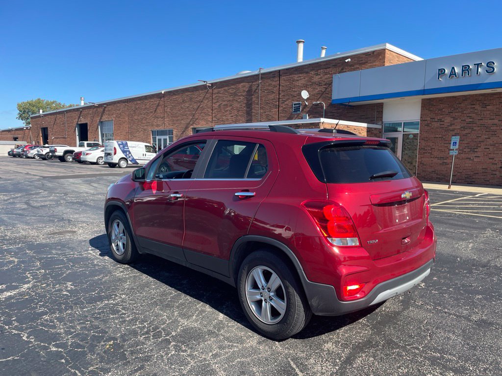 Used 2020 Chevrolet Trax LT w/ Sun & Sound Package FWD image 3