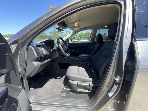 Used 2024 Nissan Pathfinder S image 16