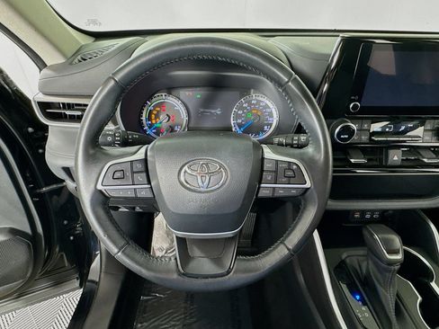 Used 2023 Toyota Highlander LE AWD/4WD image 13