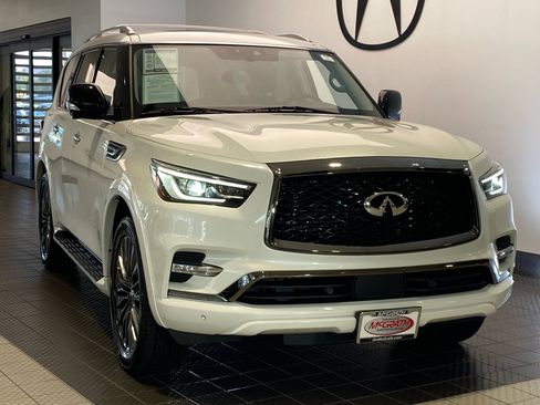Used 2023 INFINITI QX80 Premium Select w/ All-Season Package image 2