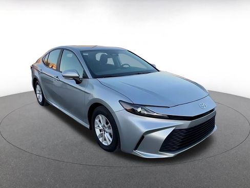 Used 2025 Toyota Camry LE image 3
