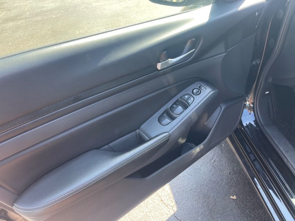 Used 2025 Nissan Altima 2.5 SV FWD image 8