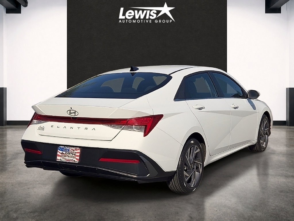 Used 2025 Hyundai Elantra SEL FWD image 4
