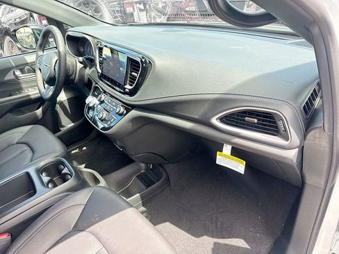 New 2026 Chrysler Pacifica Select FWD image 33