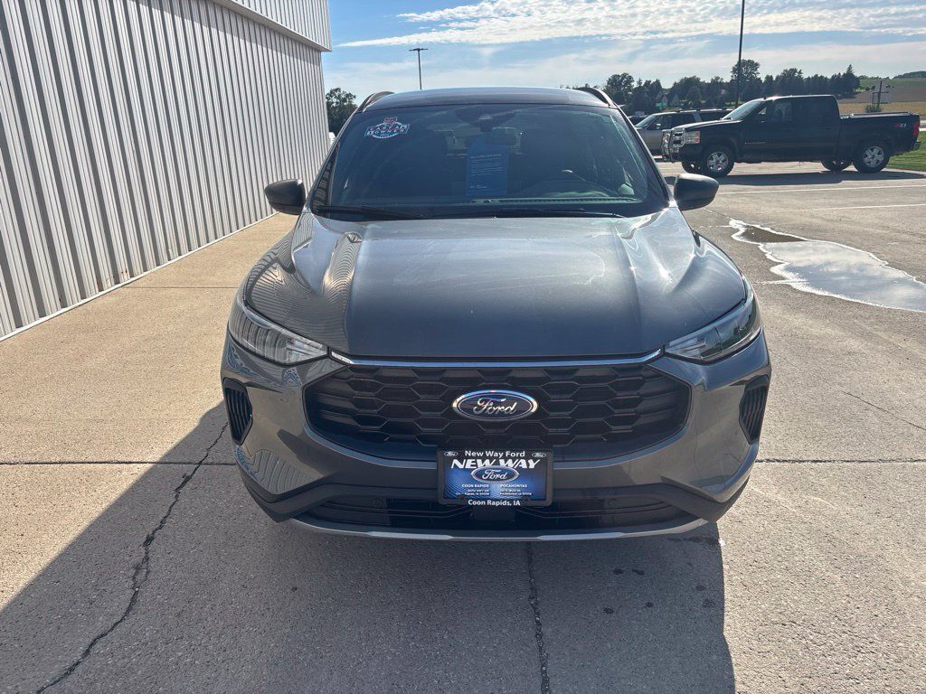Used 2025 Ford Escape ST-Line w/ Tech Pack #1 AWD/4WD image 2
