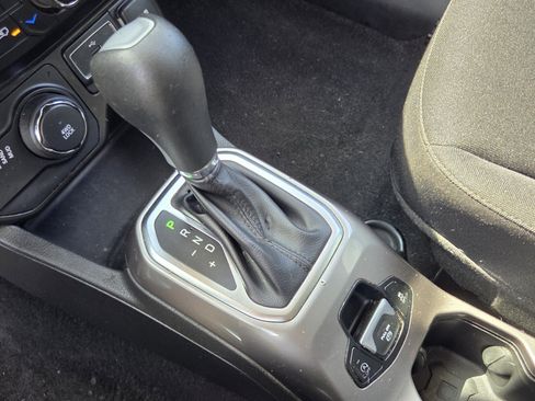 Used 2022 Jeep Renegade Latitude AWD/4WD image 30