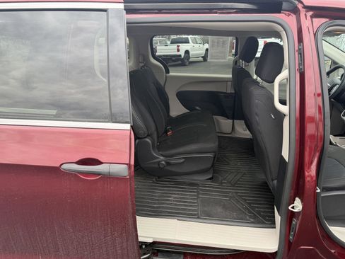 Used 2021 Chrysler Voyager L FWD image 13
