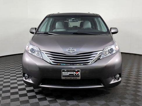 Used 2017 Toyota Sienna XLE Premium image 4