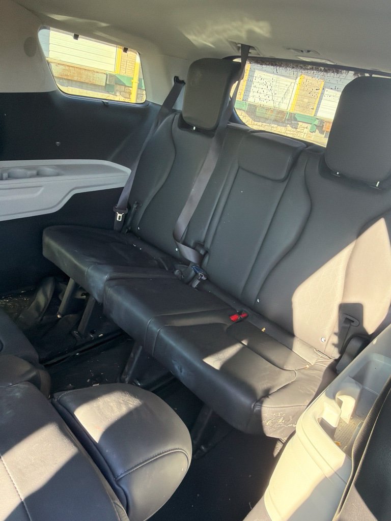 Used 2024 Kia Carnival EX FWD image 12