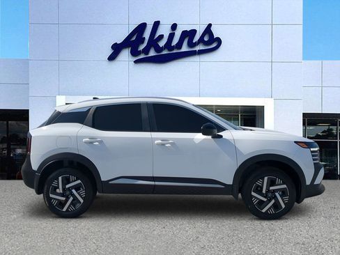 Used 2026 Nissan Kicks SV image 1