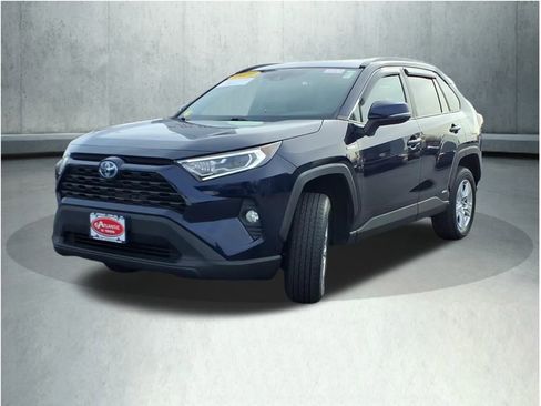 Used 2021 Toyota RAV4 XLE image 3