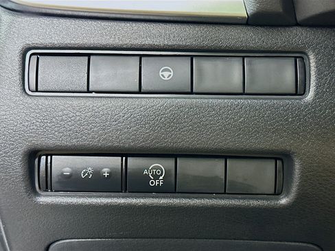 Used 2023 Nissan Rogue SV image 17