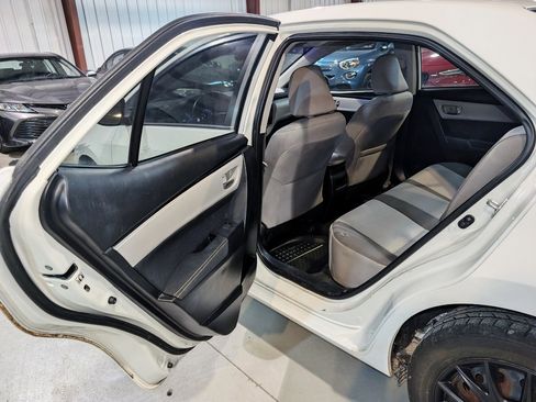 Used 2018 Toyota Corolla LE FWD image 19