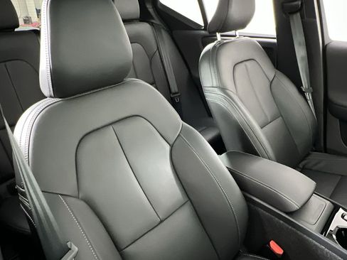 Certified 2025 Volvo XC40 B5 Plus image 24