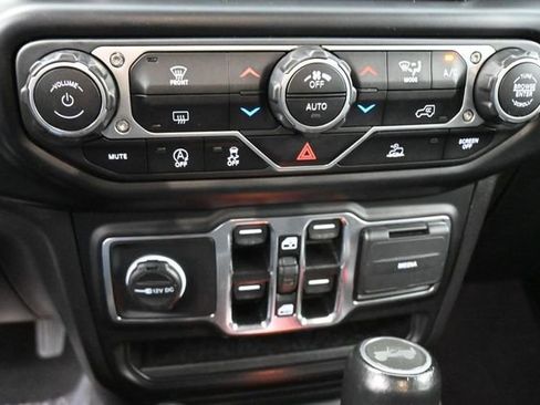 Used 2021 Jeep Wrangler Unlimited Sahara AWD/4WD image 11