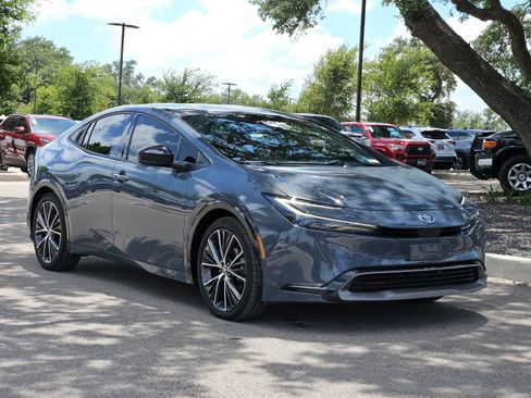 Used 2025 Toyota Prius XLE FWD image 7