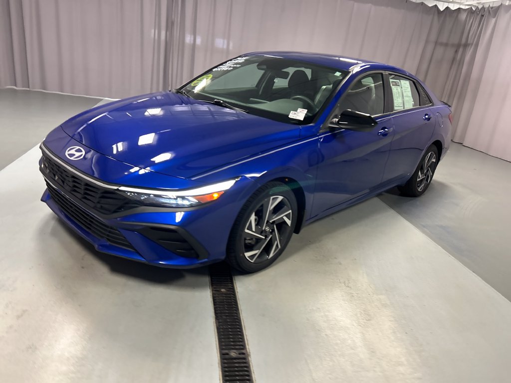 Used 2025 Hyundai Elantra Sport FWD image 3