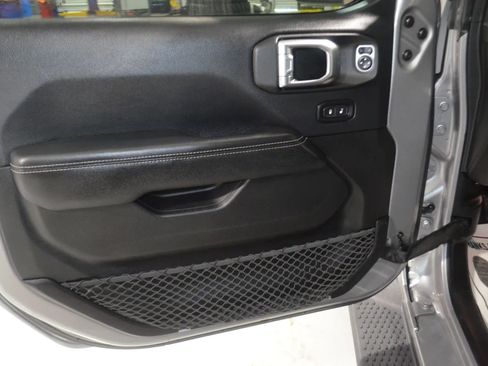 Used 2018 Jeep Wrangler Unlimited Sahara image 15