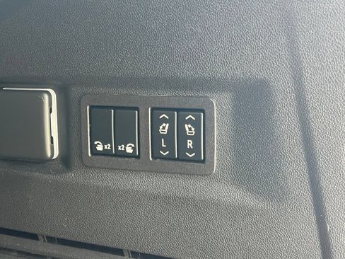Used 2023 GMC Yukon Denali Ultimate AWD/4WD image 18