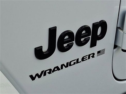 Used 2025 Jeep Wrangler Sahara w/ Safety Group image 30