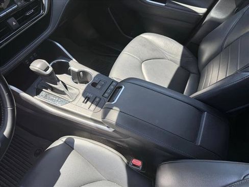 Used 2022 Toyota Highlander XLE image 13
