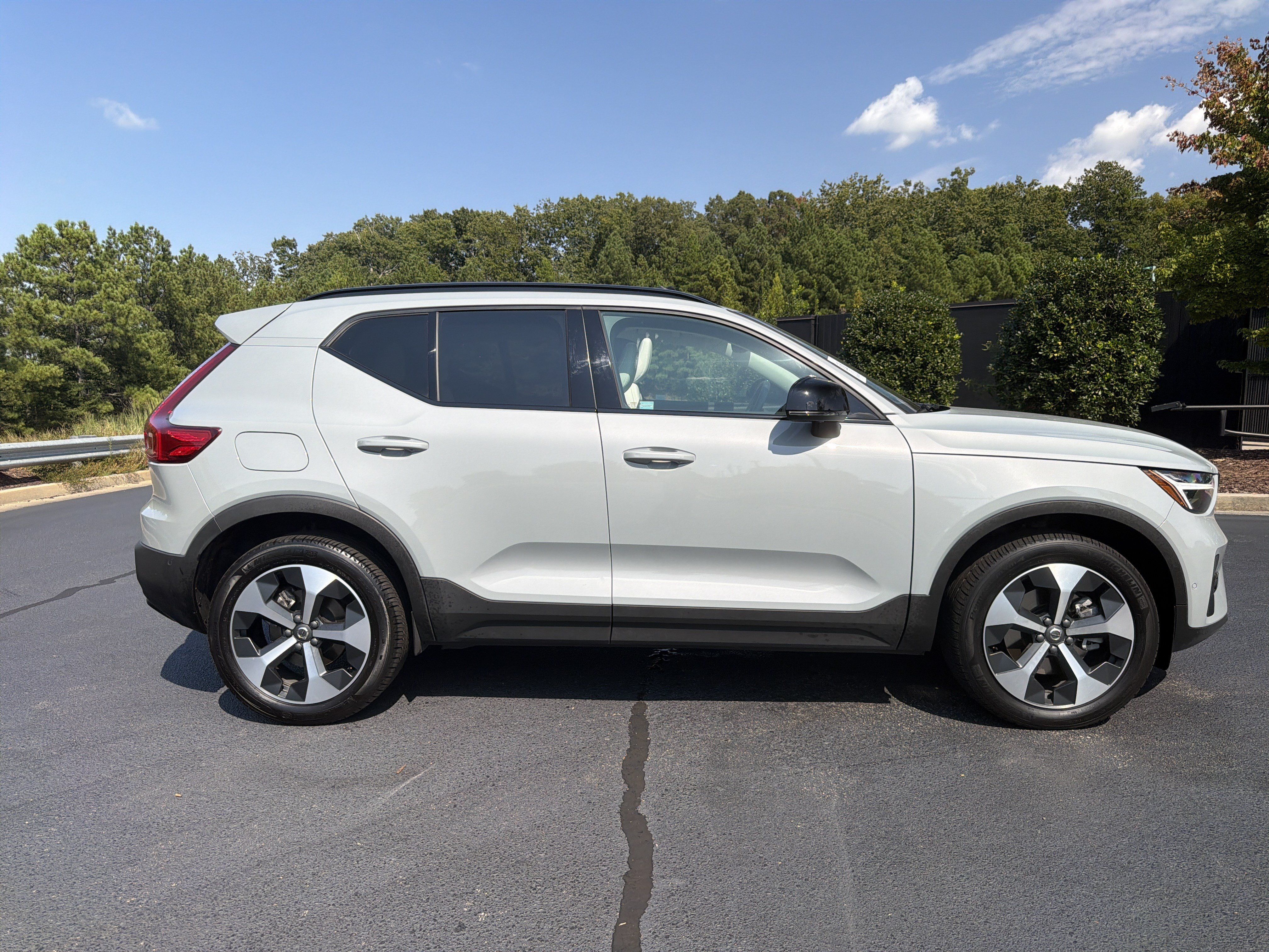 Used 2025 Volvo XC40 B5 Plus w/ Protection Package Premier AWD/4WD image 5