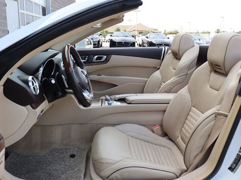 Used 2017 Mercedes-Benz SL 550 w/ Driver Assistance Package image 31