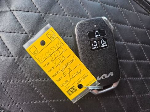 Used 2022 Kia Carnival EX FWD image 22