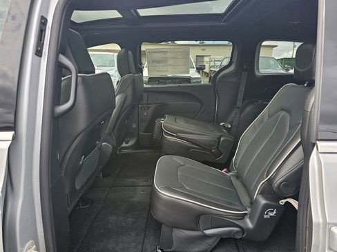 New 2026 Chrysler Pacifica Limited image 14
