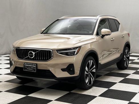 Used 2025 Volvo XC40 B5 Ultra AWD/4WD image 4