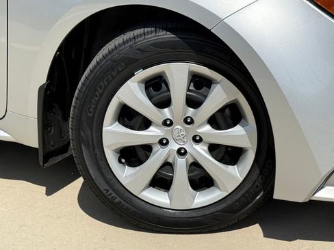 Used 2024 Toyota Corolla LE image 2