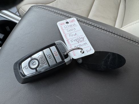 Used 2023 Ford Explorer Platinum w/ Premium Technology Package image 26