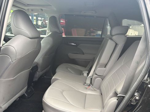 Used 2023 Toyota Highlander XLE FWD image 6