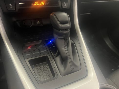 Used 2025 Toyota RAV4 XLE image 18