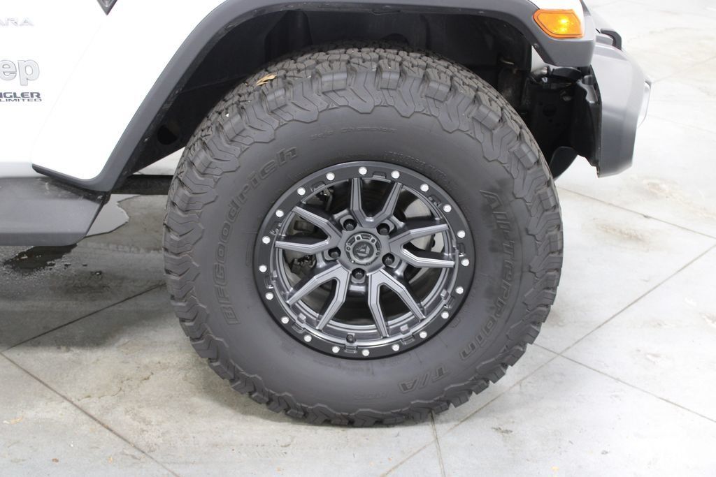 Used 2018 Jeep Wrangler Unlimited Sahara AWD/4WD image 14