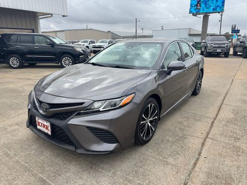 Used 2019 Toyota Camry SE image 1