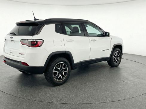 Used 2025 Jeep Compass Trailhawk image 9