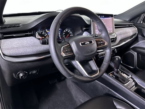 Used 2024 Jeep Compass Latitude image 10