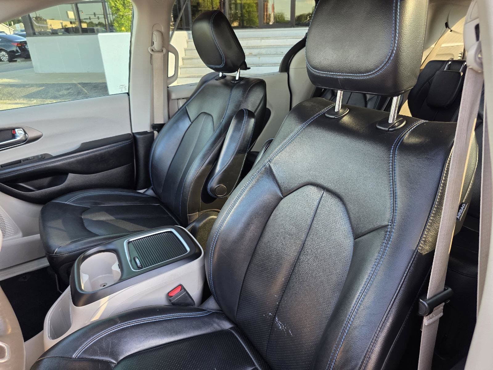 Used 2021 Chrysler Pacifica Touring-L FWD image 32